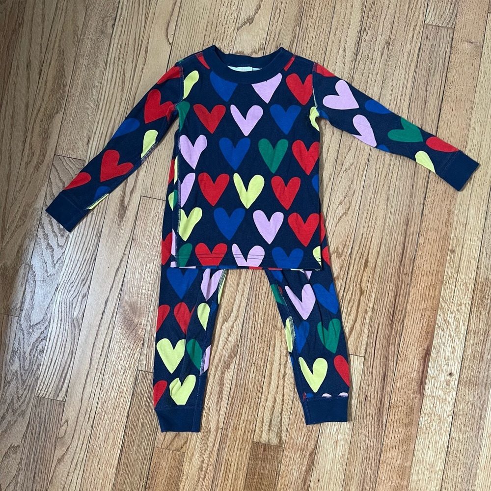 Hanna Andersson multicolor hearts two piece pajamas, size 4.